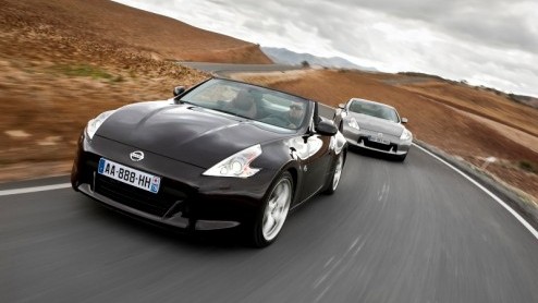 Na de Nissan 370Z Coup introduceren de Japanners nu de Roadster om het hoofd koel te houden. Voorzien van een stoffen dak dat in 20 seconden opvouwt is dit luxeprobleem binnen no-time verholpen. Kost