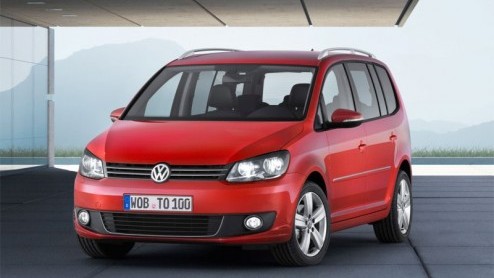 Volkswagen is nog niet uitgeborduurd op de Touran. De Duitsers geven hun vijf- of zevenzits MPV een flinke facelift, in lijn met de andere nieuwe modellen in de VW-vloot. Voor de invulling van de moto