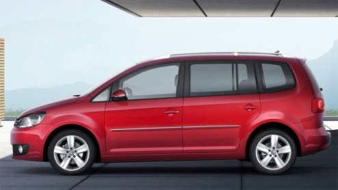 Volkswagen is nog niet uitgeborduurd op de Touran. De Duitsers geven hun vijf- of zevenzits MPV een flinke facelift, in lijn met de andere nieuwe modellen in de VW-vloot. Voor de invulling van de moto