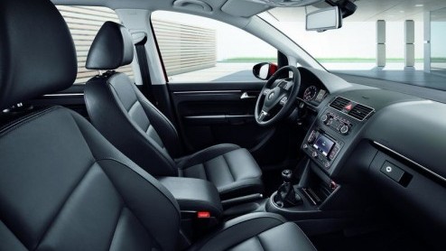 Volkswagen is nog niet uitgeborduurd op de Touran. De Duitsers geven hun vijf- of zevenzits MPV een flinke facelift, in lijn met de andere nieuwe modellen in de VW-vloot. Voor de invulling van de moto