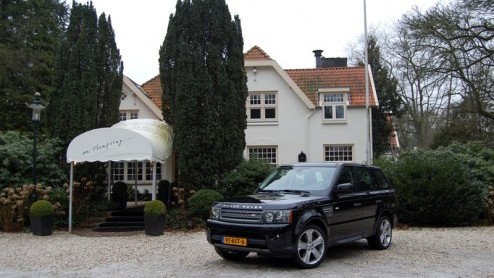 Doordat veel nieuwe SUV-modellen tegenwoordig veilig als crossover worden bestempeld lijkt de traditionele PC-Hoofttractor met uitsterven bedreigd. Niets is minder waar. Een sterk merk als Land Rove