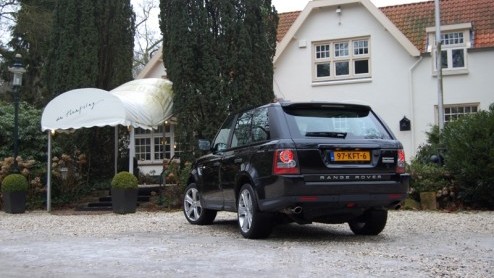 Doordat veel nieuwe SUV-modellen tegenwoordig veilig als crossover worden bestempeld lijkt de traditionele PC-Hoofttractor met uitsterven bedreigd. Niets is minder waar. Een sterk merk als Land Rove
