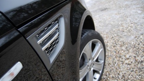 Doordat veel nieuwe SUV-modellen tegenwoordig veilig als crossover worden bestempeld lijkt de traditionele PC-Hoofttractor met uitsterven bedreigd. Niets is minder waar. Een sterk merk als Land Rove