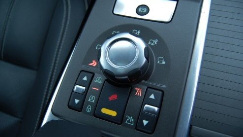 Doordat veel nieuwe SUV-modellen tegenwoordig veilig als crossover worden bestempeld lijkt de traditionele PC-Hoofttractor met uitsterven bedreigd. Niets is minder waar. Een sterk merk als Land Rove