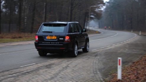 Doordat veel nieuwe SUV-modellen tegenwoordig veilig als crossover worden bestempeld lijkt de traditionele PC-Hoofttractor met uitsterven bedreigd. Niets is minder waar. Een sterk merk als Land Rove