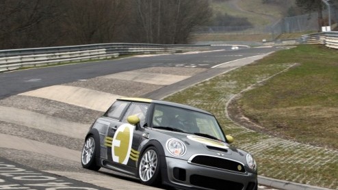 Waarom ook niet? Als een gewone Mini als de beste over de Nrburgring scheurt, moet dat met de elektrische Mini E Race ook wel lukken! De Britten zijn de uitdaging onlangs aangegaan en stuurden een sp