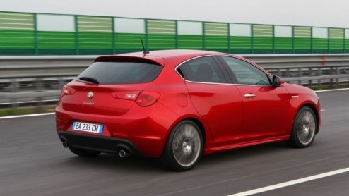 De nieuwe, langverwachte Alfa Romeo Giulietta staat vanaf 17 juni in de showroom. Prijzen beginnen vanaf 23.950 euro en is wederom alleen als vijfdeurs. Met keuze uit diverse turbobenzine- en dieselmo