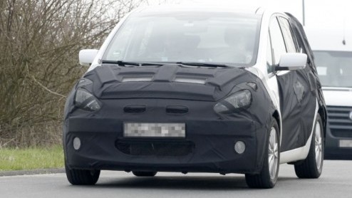 Hyundai heeft de i30 en Kia de ceed. Nu de Venga als compacte MPV van Kia op de markt is gekomen kan zustermerk Hyundai niet achterblijven met hun eigen variant, de ic25. De prototypes rijden al even