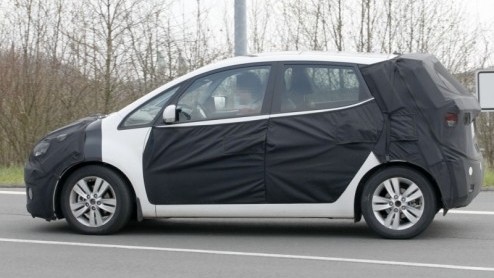 Hyundai heeft de i30 en Kia de ceed. Nu de Venga als compacte MPV van Kia op de markt is gekomen kan zustermerk Hyundai niet achterblijven met hun eigen variant, de ic25. De prototypes rijden al even