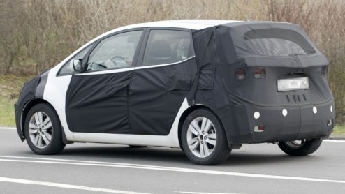 Hyundai heeft de i30 en Kia de ceed. Nu de Venga als compacte MPV van Kia op de markt is gekomen kan zustermerk Hyundai niet achterblijven met hun eigen variant, de ic25. De prototypes rijden al even