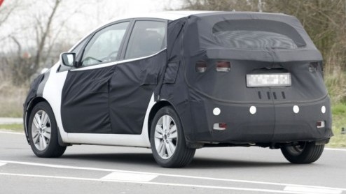 Hyundai heeft de i30 en Kia de ceed. Nu de Venga als compacte MPV van Kia op de markt is gekomen kan zustermerk Hyundai niet achterblijven met hun eigen variant, de ic25. De prototypes rijden al even