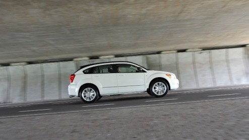 Dodge laat van zich horen en presenteert met gepaste trots de vernieuwde Caliber. De crossoverachtige vijfdeurs bleek in zijn stoere looks vrijwel de oude, het interieur is echter compleet nieuw en vo