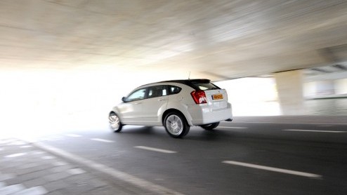 Dodge laat van zich horen en presenteert met gepaste trots de vernieuwde Caliber. De crossoverachtige vijfdeurs bleek in zijn stoere looks vrijwel de oude, het interieur is echter compleet nieuw en vo