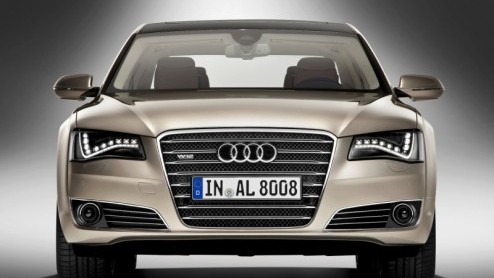 In voor de nieuwe Audi A8, maar niet genoeg beenruimte? Geen nood, Audi presenteert nu de A8 L, met 13 centimeter meer wielbasis. De extra lange versie debuteert met de vernieuwde W12-motor en wordt l