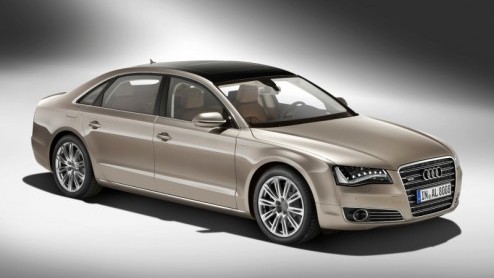 In voor de nieuwe Audi A8, maar niet genoeg beenruimte? Geen nood, Audi presenteert nu de A8 L, met 13 centimeter meer wielbasis. De extra lange versie debuteert met de vernieuwde W12-motor en wordt l