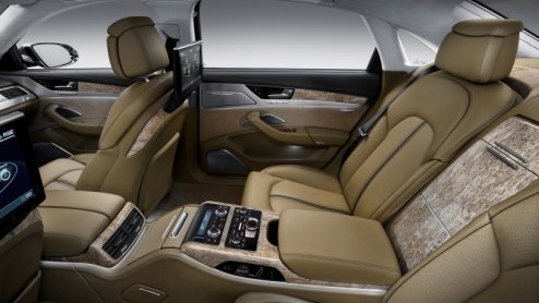In voor de nieuwe Audi A8, maar niet genoeg beenruimte? Geen nood, Audi presenteert nu de A8 L, met 13 centimeter meer wielbasis. De extra lange versie debuteert met de vernieuwde W12-motor en wordt l