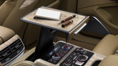 In voor de nieuwe Audi A8, maar niet genoeg beenruimte? Geen nood, Audi presenteert nu de A8 L, met 13 centimeter meer wielbasis. De extra lange versie debuteert met de vernieuwde W12-motor en wordt l