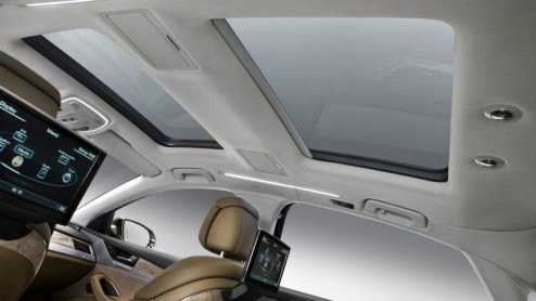 In voor de nieuwe Audi A8, maar niet genoeg beenruimte? Geen nood, Audi presenteert nu de A8 L, met 13 centimeter meer wielbasis. De extra lange versie debuteert met de vernieuwde W12-motor en wordt l