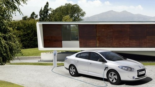 Renault is er uit. Dit is hoe het elektrisch aangedreven duo Fluence Z.E. en Kangoo Express Z.E. er uit komt te zien. Door het elektrische avontuur te starten met zowel een C-segment auto als ruime be