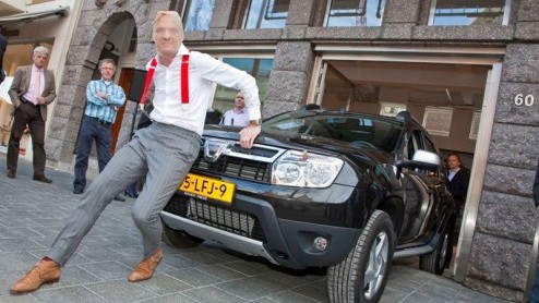 Eind volgende week staat de Dacia Duster bij de dealer. Om zijn komst met aandacht in te luiden reed Jort Kelder er de Dacia Guerrilla Store mee binnen in Amsterdam. Letterlijk.