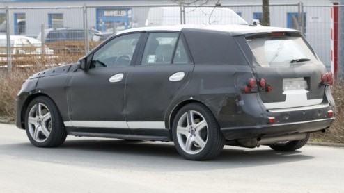 Mercedes-Benz legt de laatste hand aan de nieuwe generatie M-Klasse, die ook weer in AMG-uitvoering wordt voorgesteld. Onze spionagefotograaf spotte in de omgeving van de befaamde Nrburgring een inco