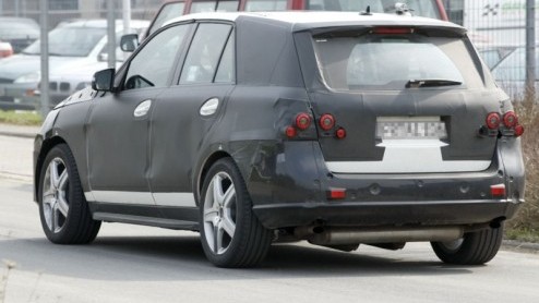Mercedes-Benz legt de laatste hand aan de nieuwe generatie M-Klasse, die ook weer in AMG-uitvoering wordt voorgesteld. Onze spionagefotograaf spotte in de omgeving van de befaamde Nrburgring een inco