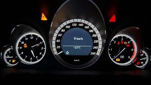 Decennialang is de type-aanduiding 200D op een E-Klasse en zijn voorgangers er een voor de zeer onthaastende bestuurder; de kilometervreter die vooral relatief voordelig en zo lang mogelijk wil diesel