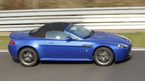 Deze flitsend blauwe Aston Martin Vantage is nieuw. Wie goed kijkt stuit namelijk op een aantal visuele vernieuwingen.