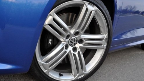 Vanuit het VW-epicentrum in Leusden zet ik in de Scirocco R via de A28 koers richting Utrecht. Eenmaal goed en wel ingevoegd op de snelweg, ontdekt een medeweggebruiker de R en blijft me kilometers