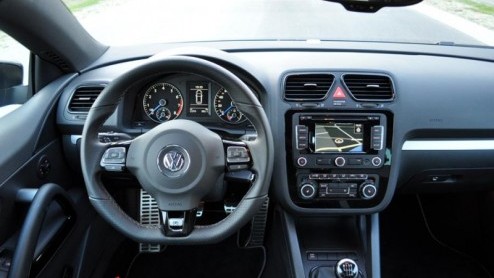 Vanuit het VW-epicentrum in Leusden zet ik in de Scirocco R via de A28 koers richting Utrecht. Eenmaal goed en wel ingevoegd op de snelweg, ontdekt een medeweggebruiker de R en blijft me kilometers