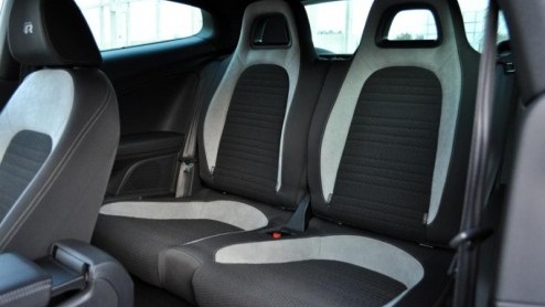 Vanuit het VW-epicentrum in Leusden zet ik in de Scirocco R via de A28 koers richting Utrecht. Eenmaal goed en wel ingevoegd op de snelweg, ontdekt een medeweggebruiker de R en blijft me kilometers