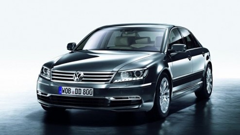 In navolging van zijn onderdanen gaat ook de Volkswagen Phaeton langs de schoonheidssalon voor een opfriskuur. Zoals verwacht heeft de nadruk van de behandeling op de neus en de techniek gelegen. Het 