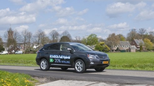 Met Lexus RX450h introduceerde een auto die vragen oproept. Hoe kan een flinke SUV met krap 300 pk onder de kap toch zo zuinig zijn om een A-label te verdienen en voor zakelijk gebruik in aanmerking t