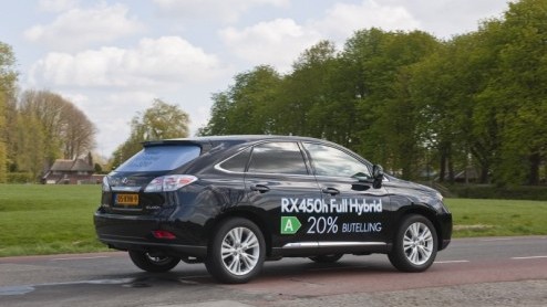 Met Lexus RX450h introduceerde een auto die vragen oproept. Hoe kan een flinke SUV met krap 300 pk onder de kap toch zo zuinig zijn om een A-label te verdienen en voor zakelijk gebruik in aanmerking t