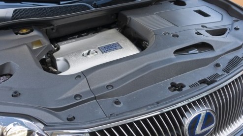 Met Lexus RX450h introduceerde een auto die vragen oproept. Hoe kan een flinke SUV met krap 300 pk onder de kap toch zo zuinig zijn om een A-label te verdienen en voor zakelijk gebruik in aanmerking t