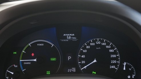 Met Lexus RX450h introduceerde een auto die vragen oproept. Hoe kan een flinke SUV met krap 300 pk onder de kap toch zo zuinig zijn om een A-label te verdienen en voor zakelijk gebruik in aanmerking t