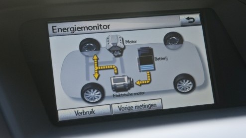 Met Lexus RX450h introduceerde een auto die vragen oproept. Hoe kan een flinke SUV met krap 300 pk onder de kap toch zo zuinig zijn om een A-label te verdienen en voor zakelijk gebruik in aanmerking t