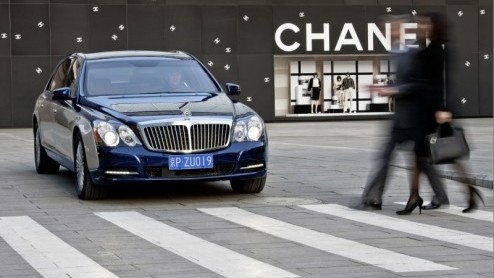 Maybach weet als geen ander dat hun klantengroep heel erg veeleisend is. Daarom heeft Daimler hun vlaggenschip na 4 jaar op details verfijnd. Uitgerekend op Auto China 2010 in Peking presenteren de Du