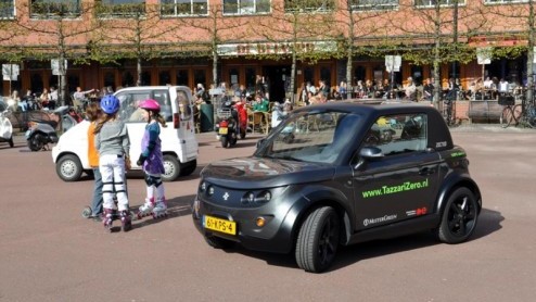 Elektrisch rijden is geen toekomstmuziek meer. Met de komst van hybridemodellen hebben we al aan kunnen proeven, maar nu dit jaar een aantal volledig elektrisch aangedreven autos op de rol staan kunn