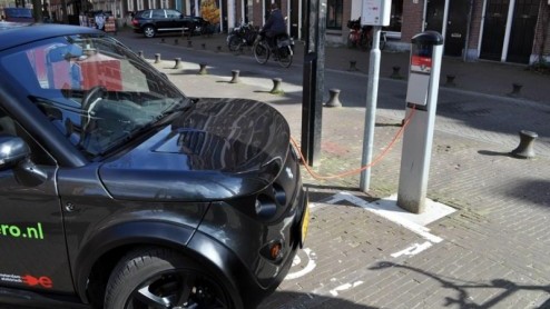 Elektrisch rijden is geen toekomstmuziek meer. Met de komst van hybridemodellen hebben we al aan kunnen proeven, maar nu dit jaar een aantal volledig elektrisch aangedreven autos op de rol staan kunn