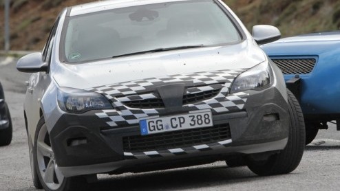 De Opel Astra-familie breidt zich binnen afzienbare tijd uit met de gezinsvriendelijke Sports Tourer en de sportief getinte GSi. Van die laatste hebben we opnieuw beelden beschikbaar waarop het protot