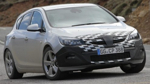De Opel Astra-familie breidt zich binnen afzienbare tijd uit met de gezinsvriendelijke Sports Tourer en de sportief getinte GSi. Van die laatste hebben we opnieuw beelden beschikbaar waarop het protot