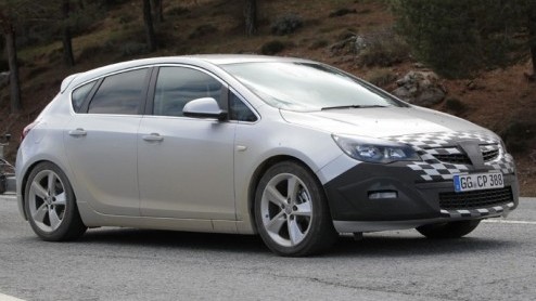 De Opel Astra-familie breidt zich binnen afzienbare tijd uit met de gezinsvriendelijke Sports Tourer en de sportief getinte GSi. Van die laatste hebben we opnieuw beelden beschikbaar waarop het protot