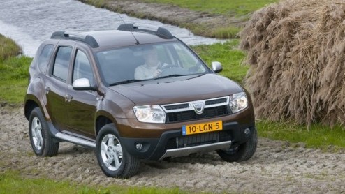 SUV rijden wordt steeds betaalbaarder. Geloof het of niet, maar sinds deze week kun je al voor een bedrag vanaf 13.990 euro hoog boven het overige verkeer uittorenen. En wel in de Dacia Duster. We g