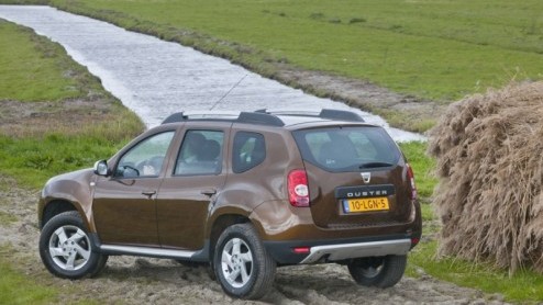 SUV rijden wordt steeds betaalbaarder. Geloof het of niet, maar sinds deze week kun je al voor een bedrag vanaf 13.990 euro hoog boven het overige verkeer uittorenen. En wel in de Dacia Duster. We g