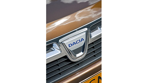 SUV rijden wordt steeds betaalbaarder. Geloof het of niet, maar sinds deze week kun je al voor een bedrag vanaf 13.990 euro hoog boven het overige verkeer uittorenen. En wel in de Dacia Duster. We g