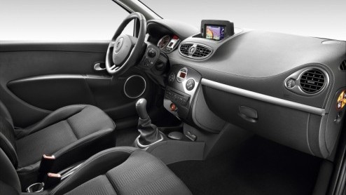 Renault introduceert de extra rijk uitgeruste Clio 20th Anniversary: een ode aan de Clio, die met ruim tien miljoen verkochte exemplaren al twintig jaar succesvol op de markt is. Ook de andere uitvoer