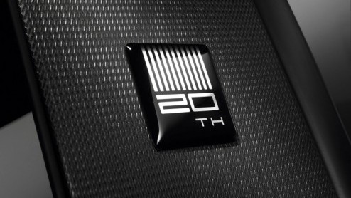 Renault introduceert de extra rijk uitgeruste Clio 20th Anniversary: een ode aan de Clio, die met ruim tien miljoen verkochte exemplaren al twintig jaar succesvol op de markt is. Ook de andere uitvoer