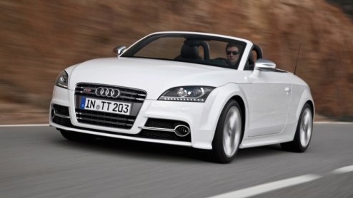 Audi heeft onlangs in Leipzig de opgefriste TT gepresenteerd. Met een bijgewerkte neus voorzien van dagrijverlichting en fijngeslepen motoren nemen de Coup en Cabriolet opnieuw plaats in de showroom.