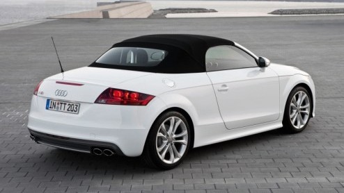 Audi heeft onlangs in Leipzig de opgefriste TT gepresenteerd. Met een bijgewerkte neus voorzien van dagrijverlichting en fijngeslepen motoren nemen de Coup en Cabriolet opnieuw plaats in de showroom.